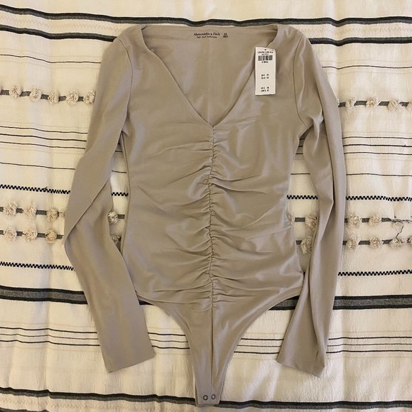 NWT Long Sleeve Ruched V-Neck Bodysuit - Picture 1 of 2